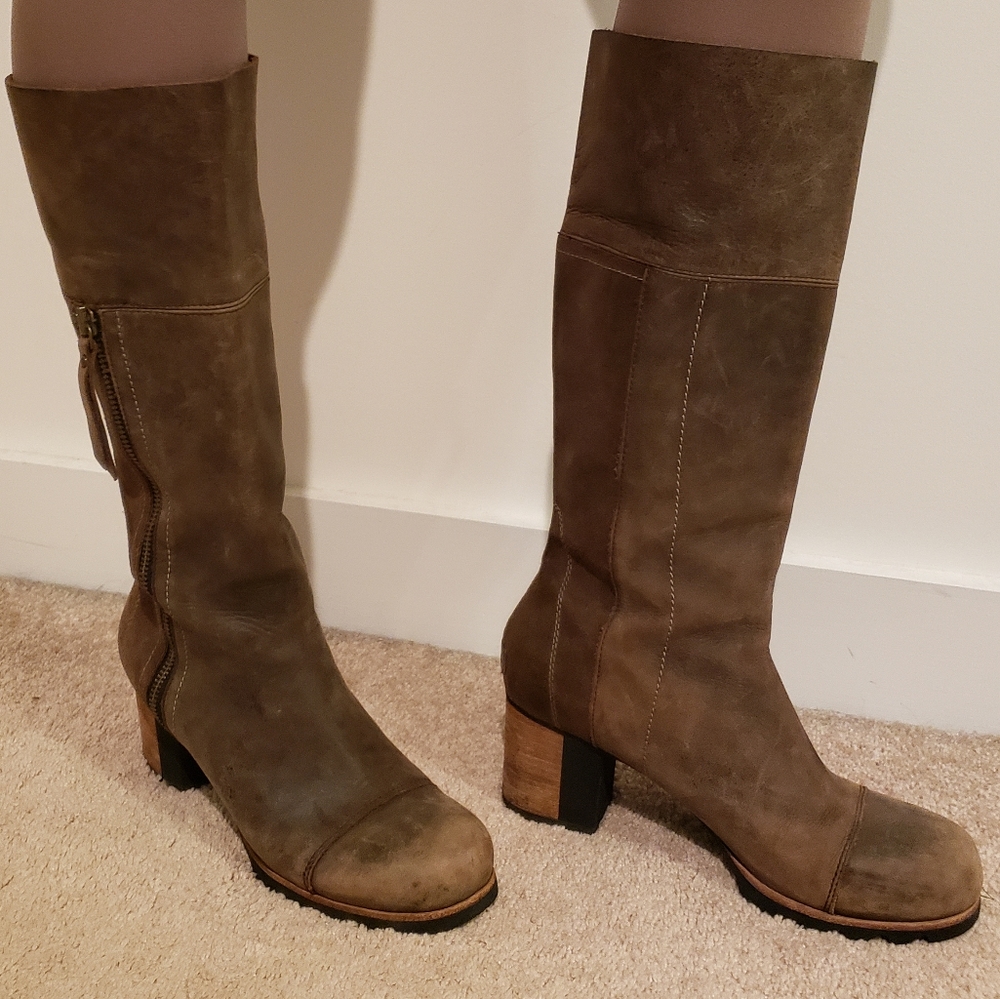 Women's knee high Sorel Leather Boots, size 9.5